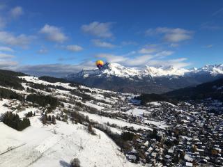 Vols en montgolfière au-dessus des Alpes, massif des Aravis