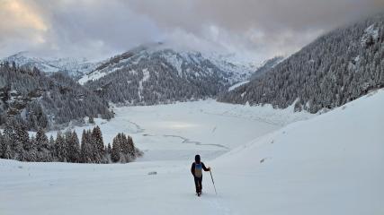 Randonnée raquettes à la journée au lac de Saint Guérin
