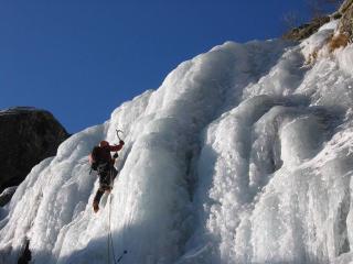 Cascade de glace avec un guide