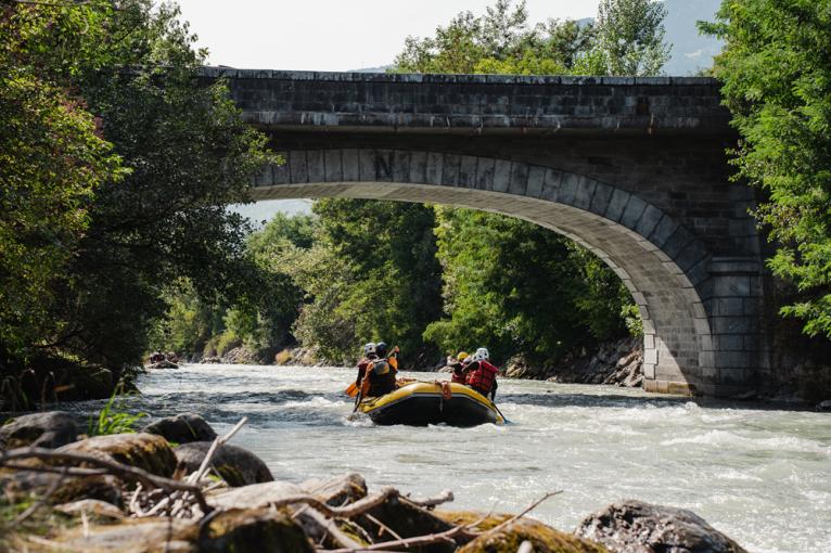 Rafting en famille dans les Alpes : sensations fortes et souvenirs garantis
