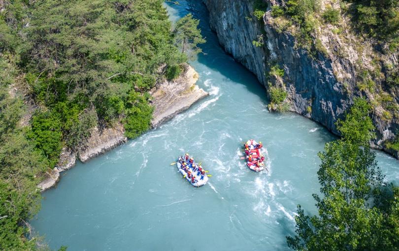 Rafting en famille dans les Alpes : sensations fortes et souvenirs garantis