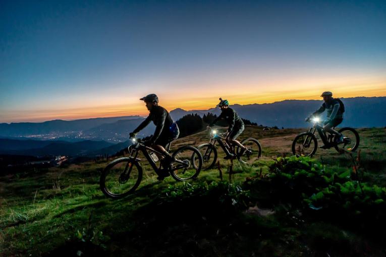 Tourisme nocturne : comment la montagne se vit aussi la nuit ?