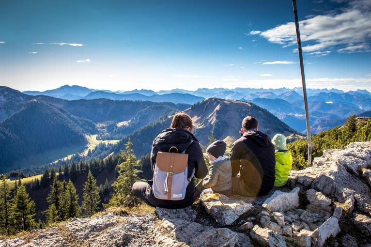 Vacances de la Toussaint : les avantages d'un séjour à la montagne.