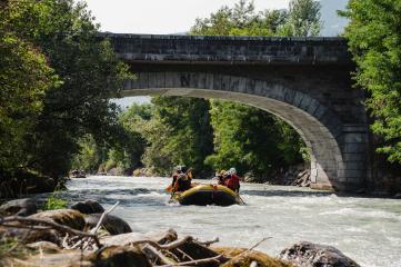 Rafting en famille dans les Alpes : sensations fortes et souvenirs garantis