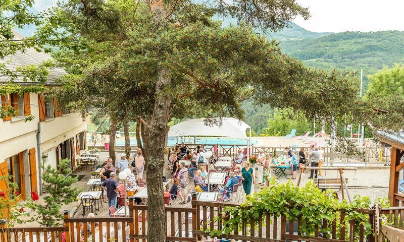 Wakacje w górach Camping Le Champ Long - La Salle-en-Beaumont - Na zewnątrz latem