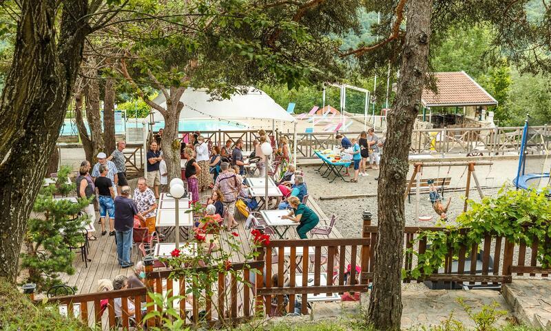 Wakacje w górach Camping Le Champ Long - La Salle-en-Beaumont - Na zewnątrz latem