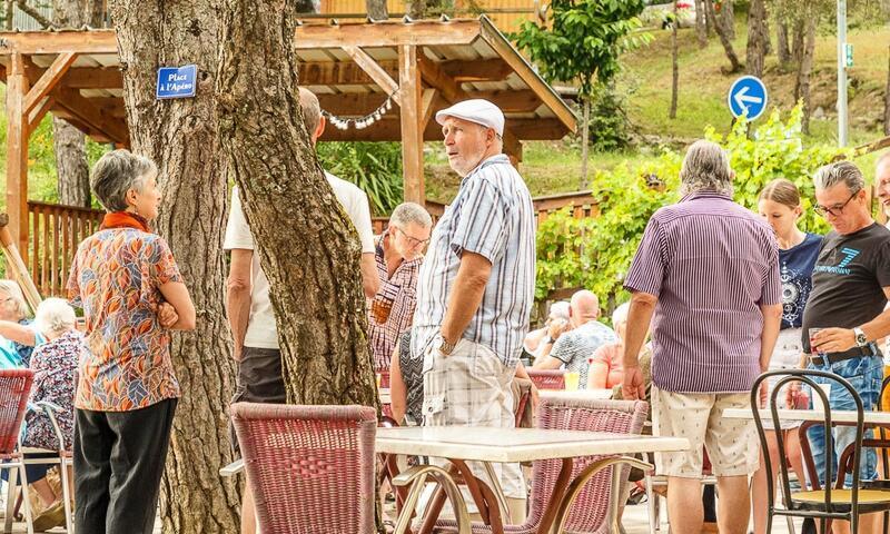 Wakacje w górach Camping Le Champ Long - La Salle-en-Beaumont - Na zewnątrz latem