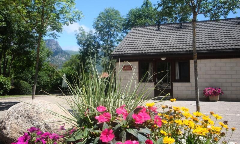 Каникулы в горах Шале 3 комнат 6 чел. (60m²) - Camping Le Pas de l'Ours - Aston - летом под открытым небом