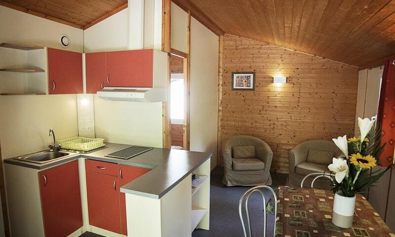 Каникулы в горах Шале 3 комнат 4 чел. (35m²) - Camping Le Pas de l'Ours - Aston - летом под открытым небом