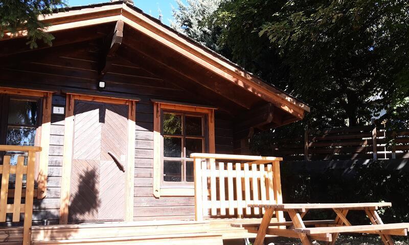 Urlaub in den Bergen 3 Zimmer Chalet für 4 Personen (30m²) - Camping Les Jardins d'Estavar - Estavar - Draußen im Sommer