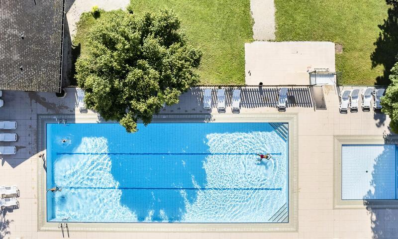 Urlaub in den Bergen Camping Romanée La Ferme de la Serraz - Doussard - Draußen im Sommer