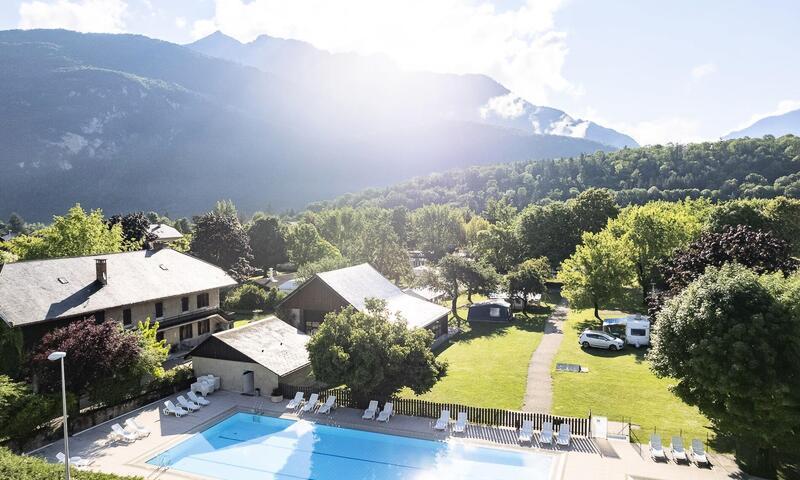 Vakantie in de bergen Camping Romanée La Ferme de la Serraz - Doussard - Buiten zomer