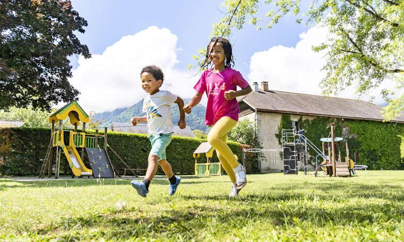 Vacances en montagne Camping Romanée La Ferme de la Serraz - Doussard - Extérieur été