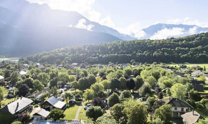 Urlaub in den Bergen Camping Romanée La Ferme de la Serraz - Doussard - Draußen im Sommer