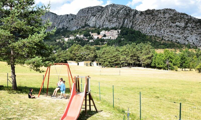 Urlaub in den Bergen Camping Tikayan La Pinatelle - Saint-Auban - Draußen im Sommer