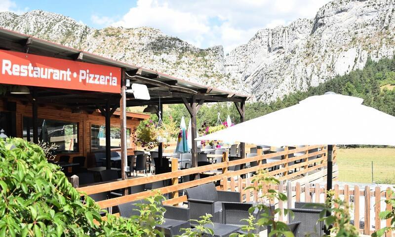 Urlaub in den Bergen Camping Tikayan La Pinatelle - Saint-Auban - Draußen im Sommer