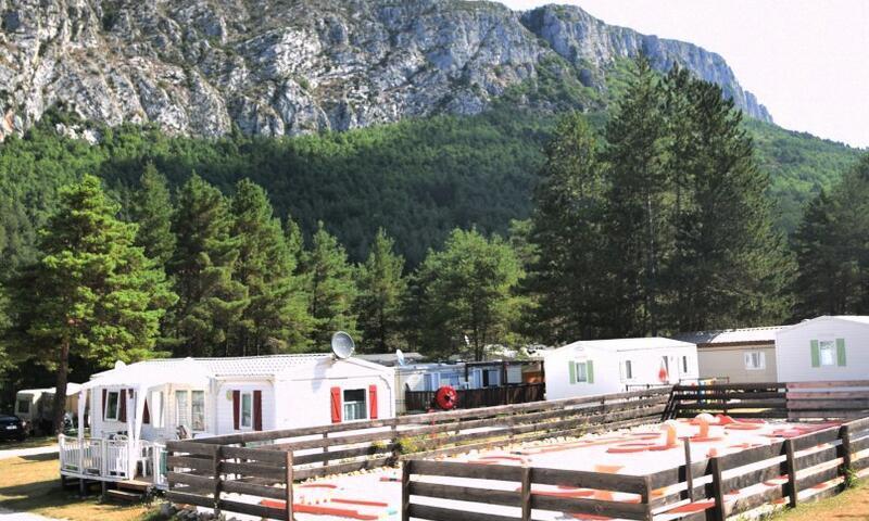 Vakantie in de bergen Camping Tikayan La Pinatelle - Saint-Auban - Buiten zomer