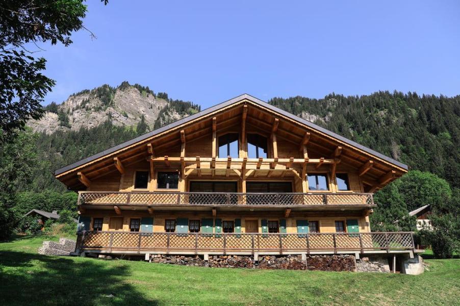 Holiday in mountain resort Chalet Au Bon Vieux Temps - Châtel - Summer outside