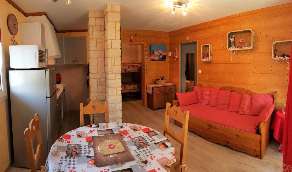 Holiday in mountain resort 2 room apartment sleeping corner 5 people - Chalet Belledonne - La Toussuire - Table