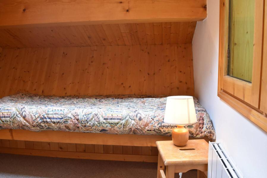 Holiday in mountain resort 3 room duplex chalet 6 people (MRB000-107) - Chalet Bonmartin - Méribel - Bedroom