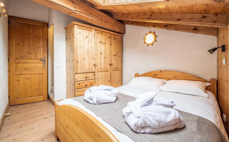 Holiday in mountain resort Chalet Castors - Méribel - Bedroom under mansard