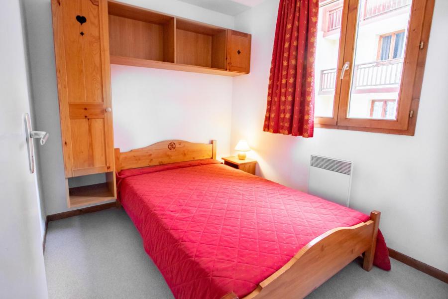 Holiday in mountain resort 2 room apartment cabin 6 people (H22) - Chalet d'Arrondaz - Valfréjus - Bedroom