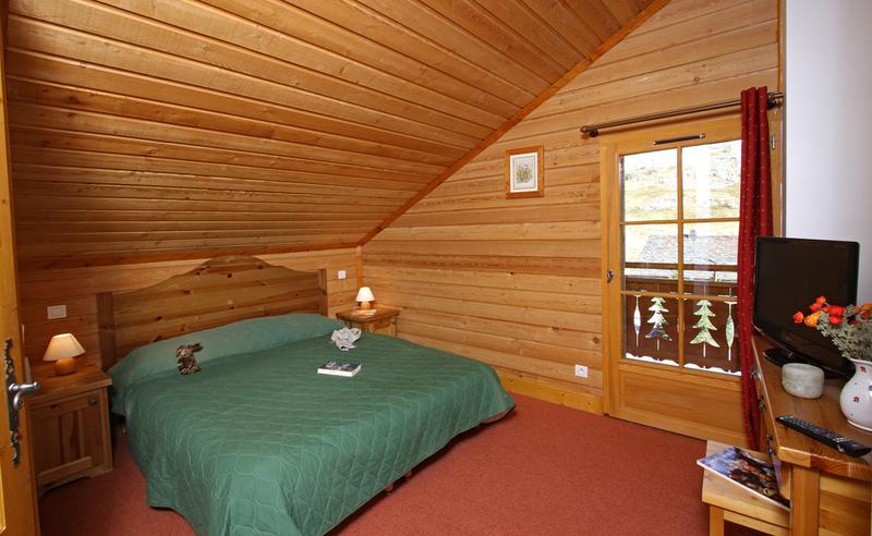 Holiday in mountain resort Chalet des Neiges - Alpe d'Huez - Bedroom under mansard