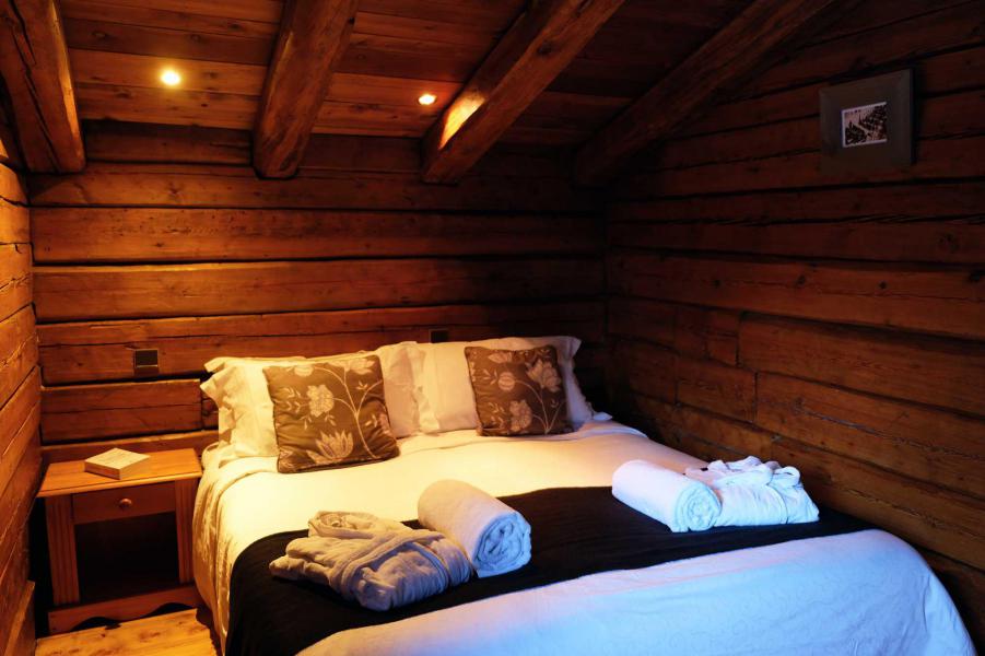 Holiday in mountain resort Chalet Elliot Est - La Tania - Bedroom under mansard