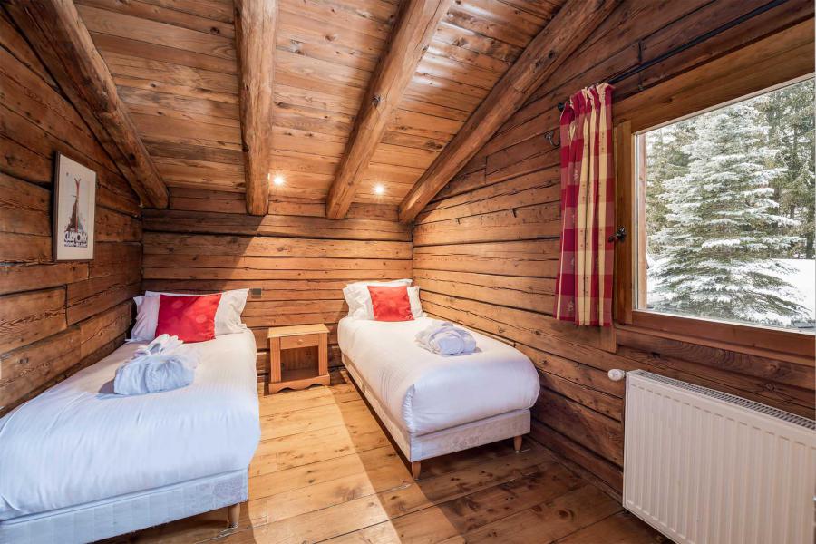 Holiday in mountain resort Chalet Elliot Ouest - La Tania - Bedroom under mansard