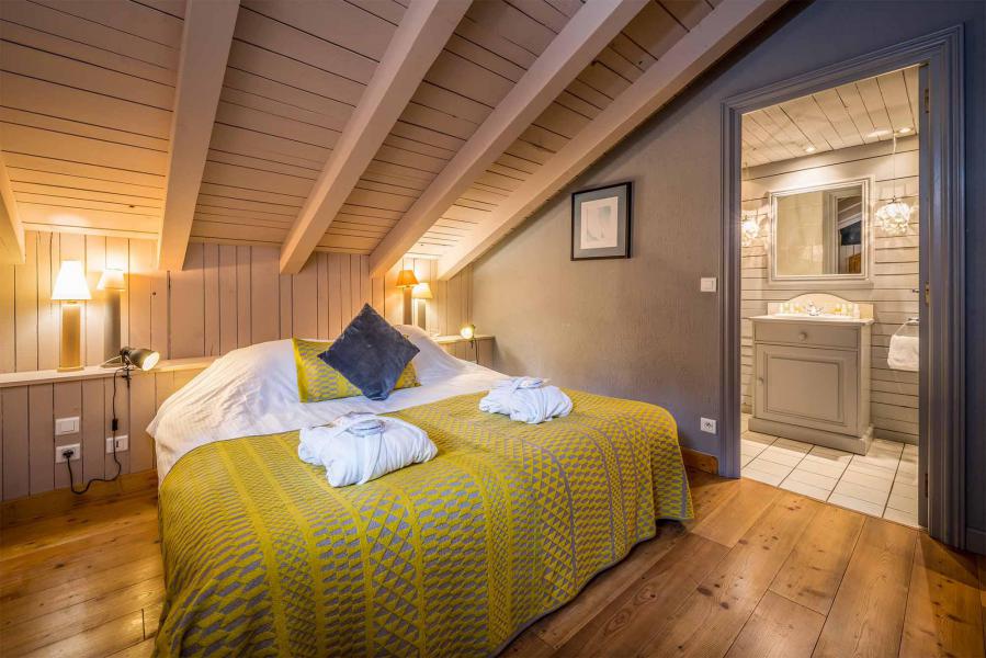 Holiday in mountain resort Chalet Etienne - Méribel - Bedroom under mansard