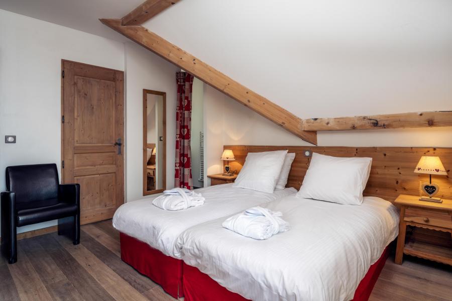 Holiday in mountain resort Chalet Grande Étoile - Alpe d'Huez - Bedroom under mansard
