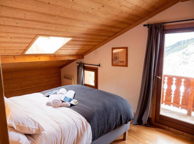 Holiday in mountain resort Chalet  l'Arclusaz - Méribel-Mottaret - Bedroom under mansard