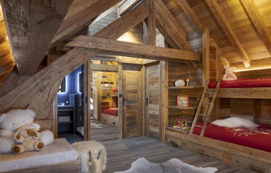 Holiday in mountain resort Chalet L'Atelier - Les 2 Alpes - Bedroom under mansard