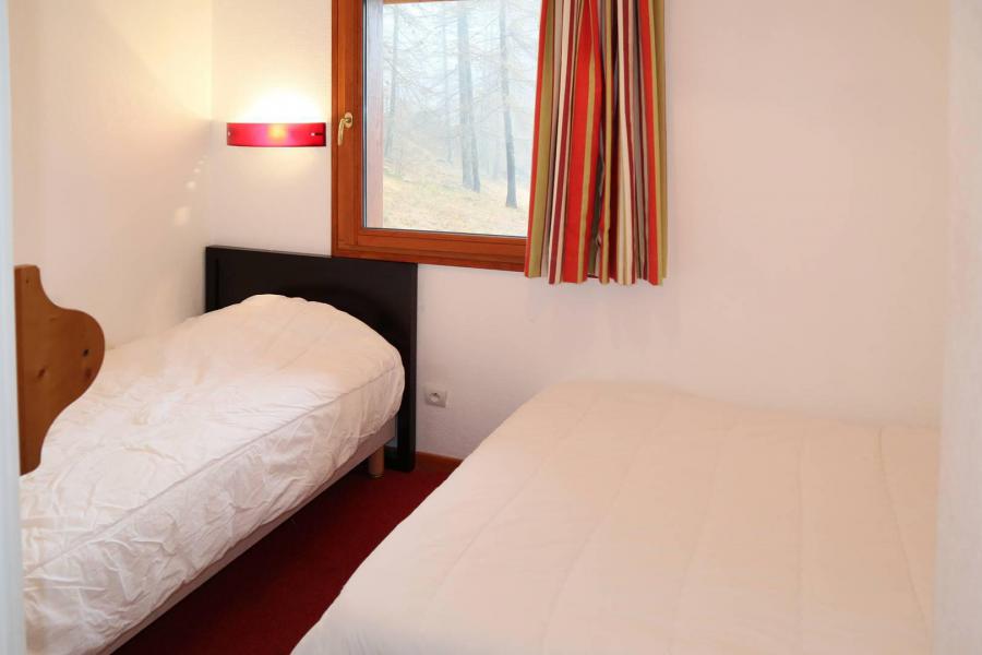 Holiday in mountain resort Semi-detached 5 room chalet 10 people - Chalet la Combe d'Or - Les Orres - Bedroom