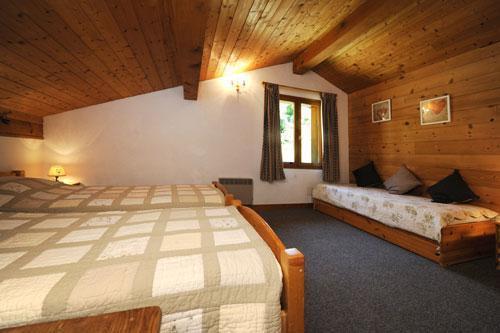 Holiday in mountain resort Chalet le Cristal - Les Menuires - Bedroom under mansard