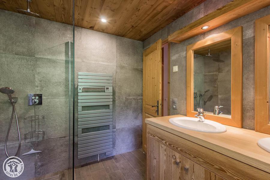 Holiday in mountain resort 7 room duplex chalet 14 people - Chalet le Marjency - Le Grand Bornand - Shower room