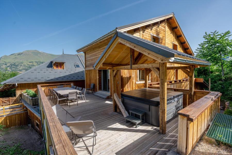 Rent in ski resort 7 room triplex chalet 14 people - Chalet Le Petit Bes - Les 2 Alpes - Summer outside