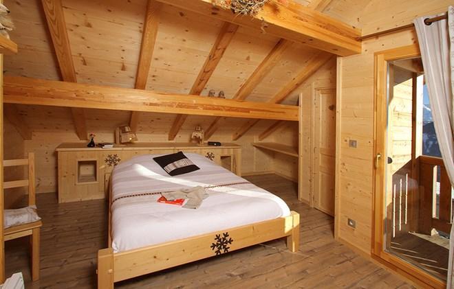 Holiday in mountain resort Chalet le Reflet des Aiguilles - La Toussuire - Bedroom under mansard