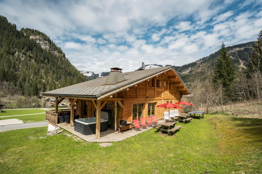 Holiday in mountain resort 9 room chalet 15 people - Chalet le Refuge - Châtel - Summer outside