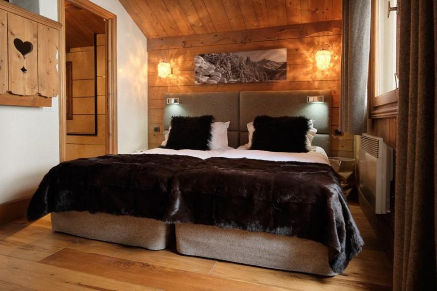 Holiday in mountain resort Chalet Mariefleur - Méribel - Bedroom under mansard