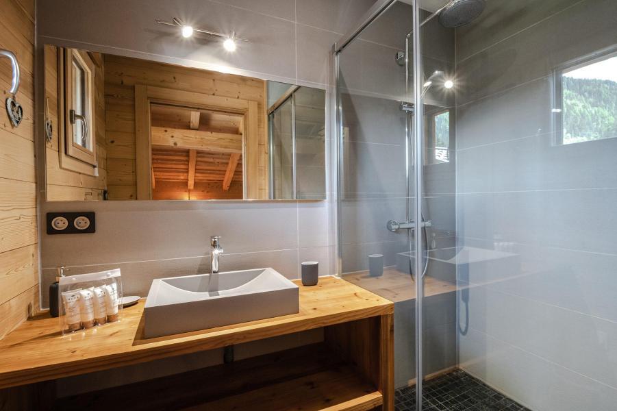 Holiday in mountain resort 6 room duplex chalet 11 people (Marius) - Chalet Marius - Chamonix - Shower room