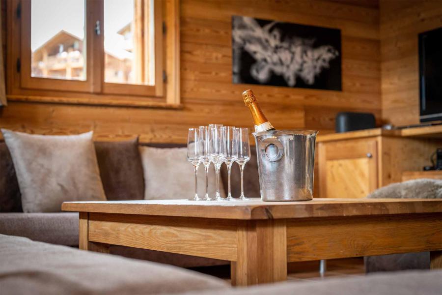 Holiday in mountain resort Chalet Marmotte - Alpe d'Huez - Coffee table