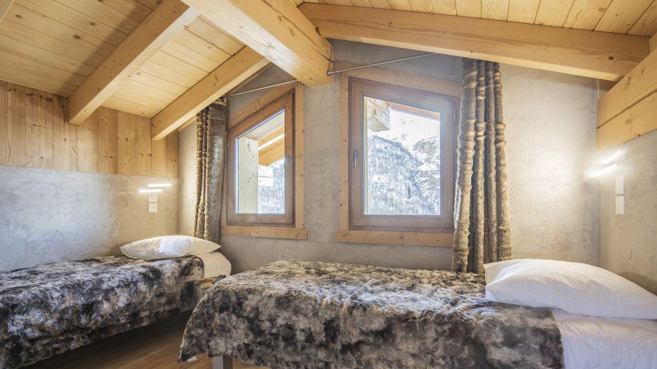 Holiday in mountain resort Chalet Matangie - Les Menuires - Bedroom under mansard