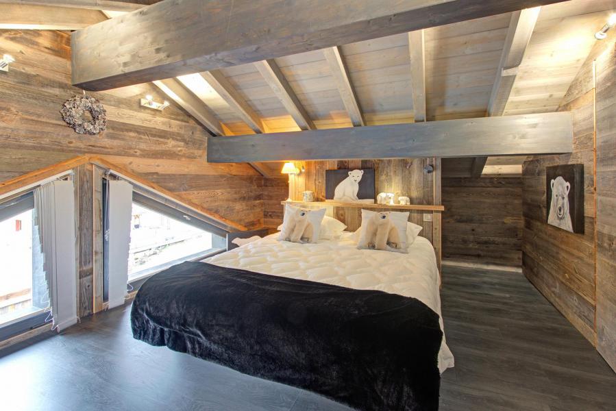 Holiday in mountain resort Chalet Mountain Paradise - Champagny-en-Vanoise - Bedroom under mansard