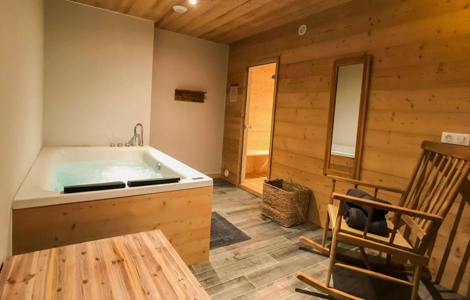 Holiday in mountain resort Chalet Natural Lodge - La Plagne - Jacuzzi