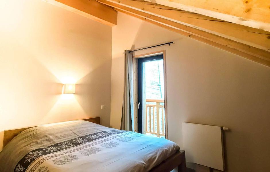 Vacances en montagne Chalet Natural Lodge - La Plagne - Chambre mansardée