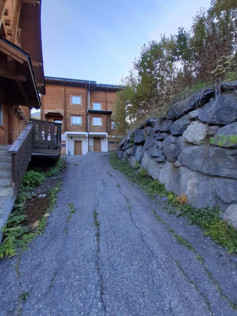 Urlaub in den Bergen Doppelchalethälfte 8 Zimmer für 14 Personen - Chalet Noella - La Tania - Draußen im Sommer