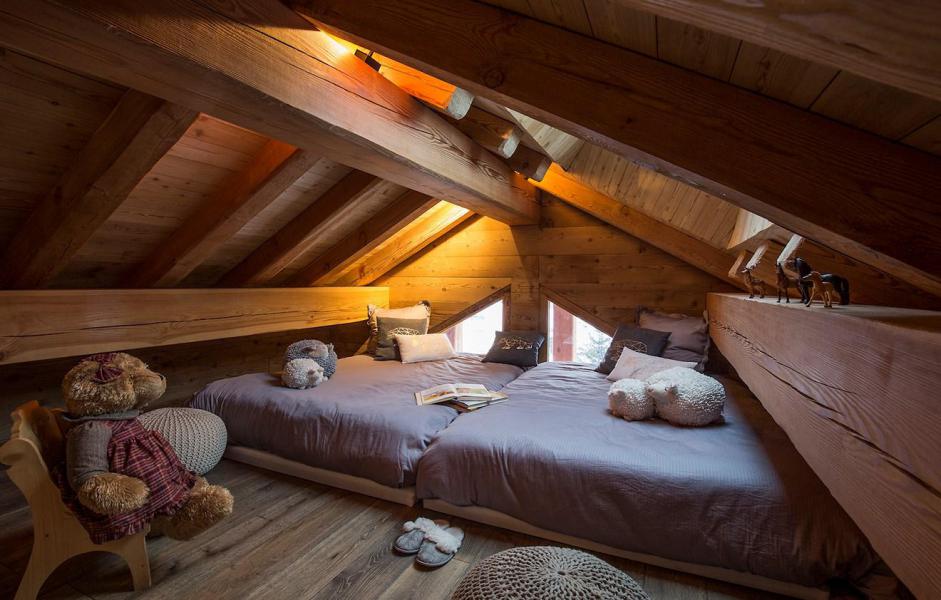 Holiday in mountain resort Chalet Or des Cimes - Valloire - Bedroom under mansard