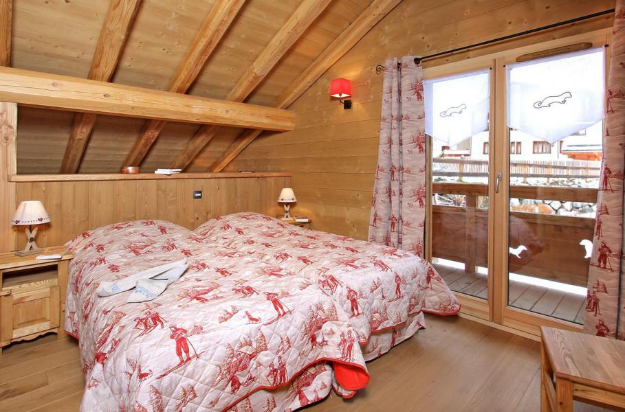 Holiday in mountain resort Chalet Prestige Lodge - Les 2 Alpes - Bedroom under mansard
