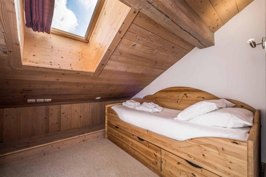 Holiday in mountain resort Chalet Silvana - Méribel - Bedroom under mansard